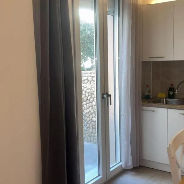 Sunset Realty Studios, hotel in Kinion