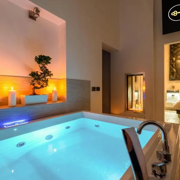 THE SECRET SUITE FIRST- Luxury on the lake Endine, hotel in Ranzanico