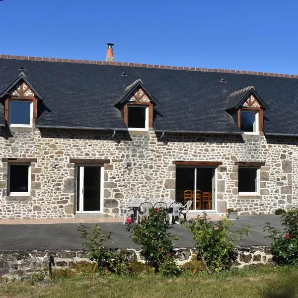 Gîte La Mancellière - Maison familiale 12-15 pers, grand jardin, jeux & pétanque - Pleine nature, hotel em Cigné