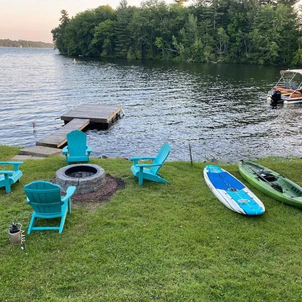 Little Landing Cottage On Cobbossee Lake, hotel in Winthrop