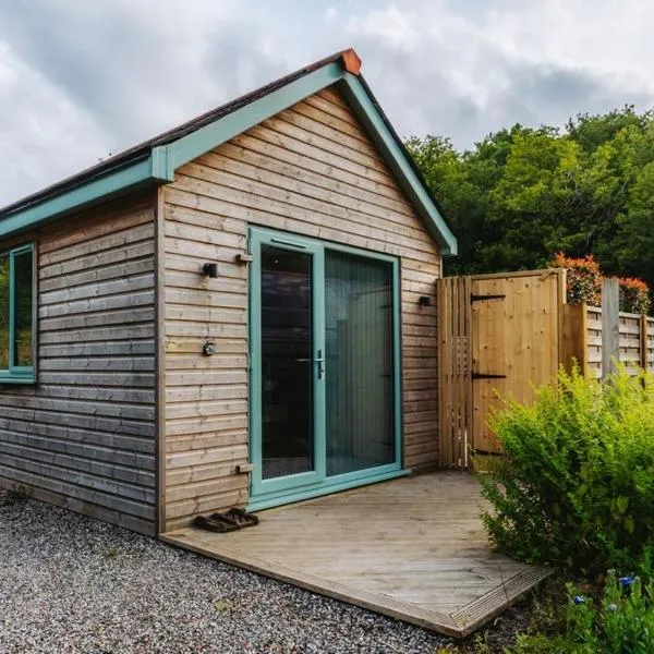 Love Nest Lodge 1BR with Hot Tub and Outdoor Cinema, hotel em Garnant