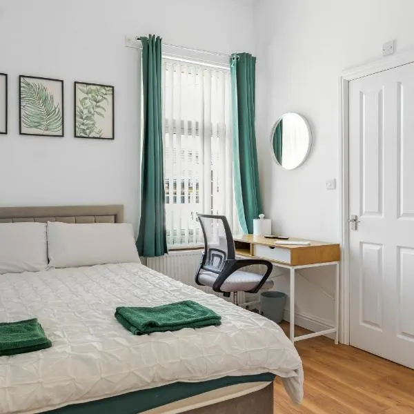 Newly renovated 3 Ensuite bedroom house in bury, 5 people，位于贝里的酒店