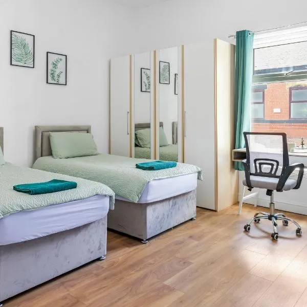 Newly Renovated 3-Bedroom Ensuite House Sleeps 6, Free Parking - Bury، فندق في بيوري