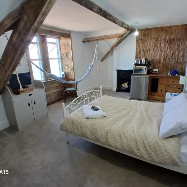 Eagles Nest Sea view with ensuite, khách sạn ở Pwllheli