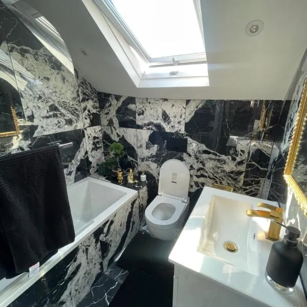 Marble House, hotel in Edgware