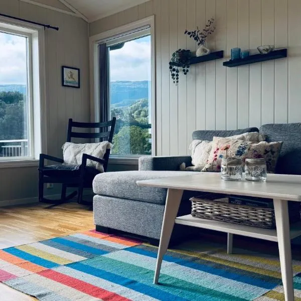 Cabin by the lake with 3 bedrooms、Kvamのホテル