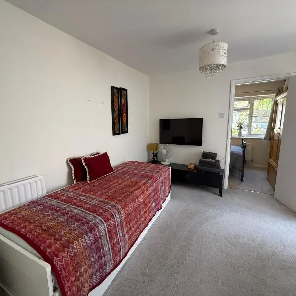 Cosy Apartment with Private Access and Kitchenette in Guildford, hotel in Worplesdon