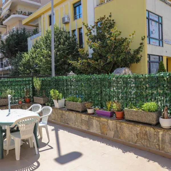 Univers Hostel, מלון בבראט