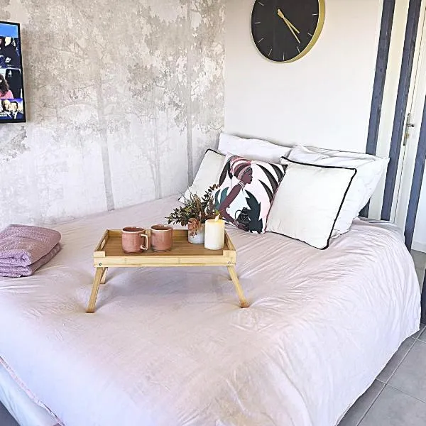 LeRelaisdOdile - Idéal PRO & Couple - Studio Cosy - Proche Metro - Parking Gratuit - Mons-en-Barœul - - WIFI HD - Smart TV - Entrée Autonome, hotel in Mons-en-Baroeul
