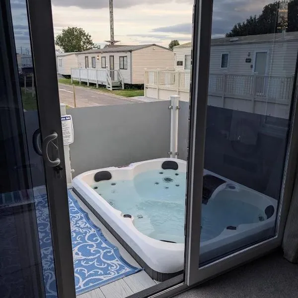 Serenity - Luxury Hot Tub, Sunnymede, Fantasy Island, , Ramped Access, Parking, Dog Friendly, hotel in Ingoldmells