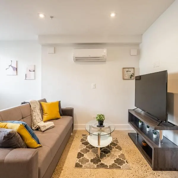 Stylish unit near High Park for FIFA World Cup, hotell i Toronto