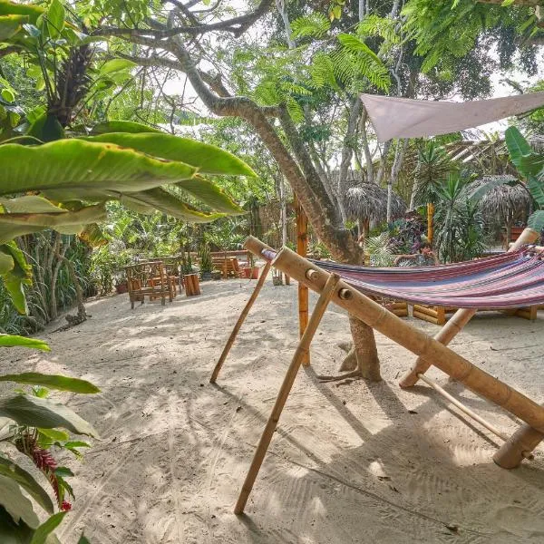 HIDDEN HOUSE PARTY HOSTEl, hotel in Montañita