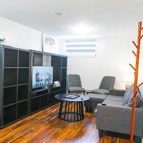 Bright & Spacious 2BR & Parking Near TTC & Shops, hotel in Toronto