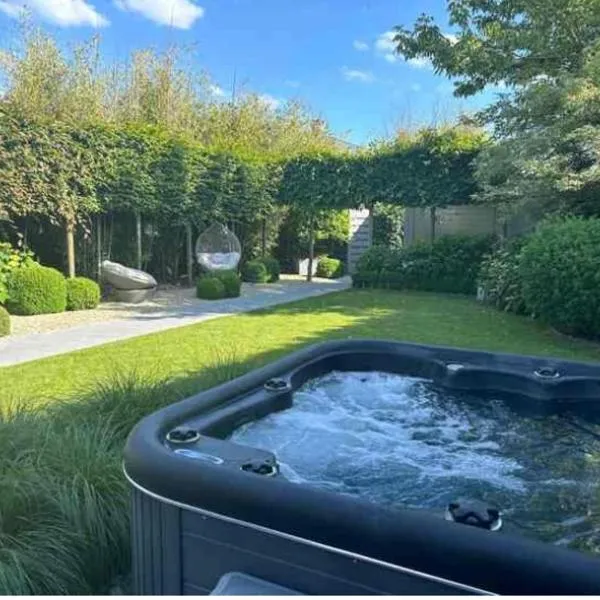 La chambre du puits avec 2 jacuzzis , sauna et Hammam privatif, khách sạn ở Tournai