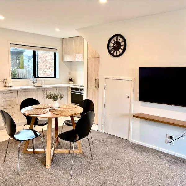 Close to Arena and one kilometer from Railway station onsite EV car park, hotel v Christchurchu