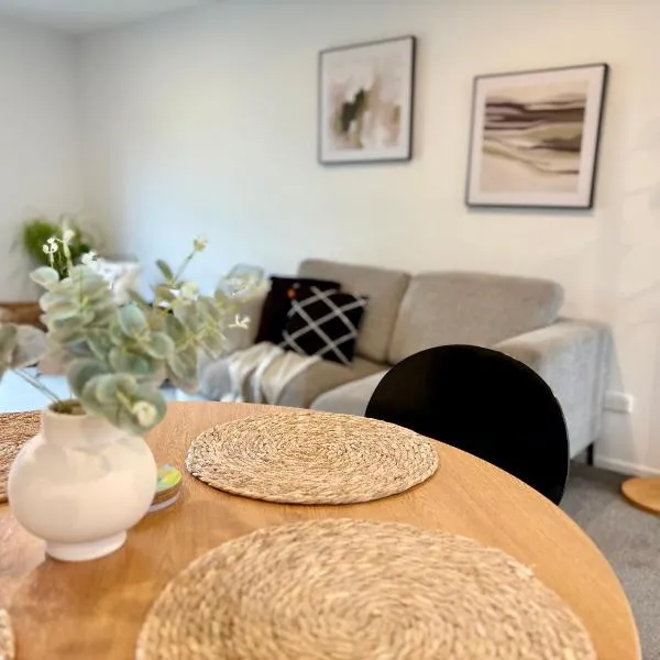 Cosy Townhouse Close to Wolfbook Arena One KM Away From Railway Station With Rare Onsite EV Car Park, hotel in Christchurch