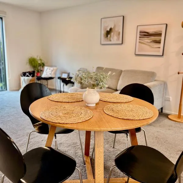 Close to Arena and one kilometer from Railway station onsite EV car park, hotel in Christchurch