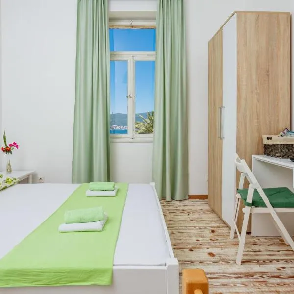 Riva Guesthouse, hotel v Tivatu