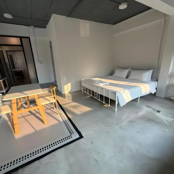 Yellow Place Sukhumvit Soi 2 - เยลโล เพลส สุขุมวิทซอย 2, hotel di Bang Kapi