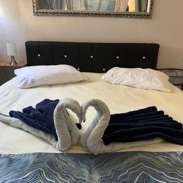 chez moumie studio meublée piscine jacuzzi chezmoumie, hotel en Bevaix