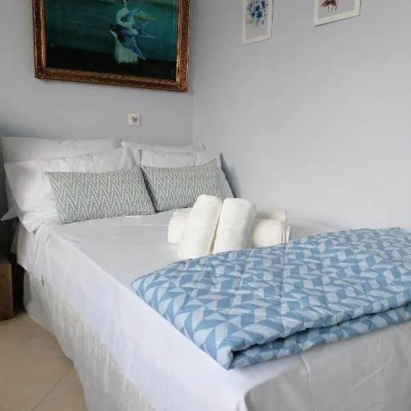 Bluefullstop-Μπλε Τελεία, hotel in Artemida