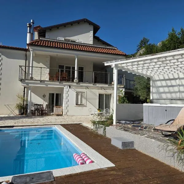 Ferienwohnung mit Pool Kroatien mit Meerblick und Pool, hotel in Lovran