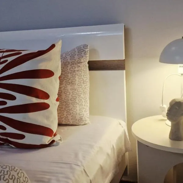 Śpij-tu dom wypoczynkowy z jacuzzi, khách sạn ở Mikołajki