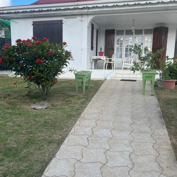 Appartement F2 ROSALINDA, hotel v destinaci Les Abymes