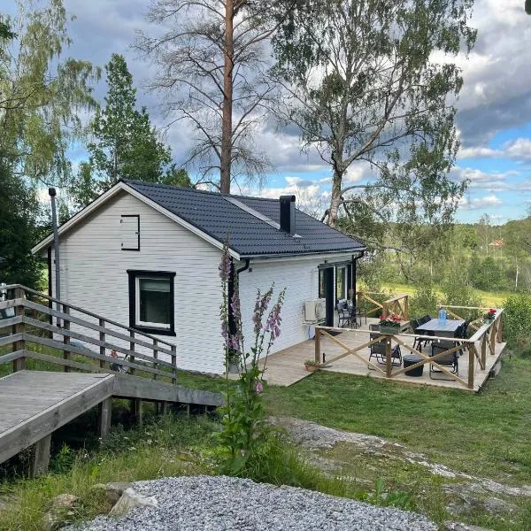 Modern Lakeside Hideaway, hotel in Örebro