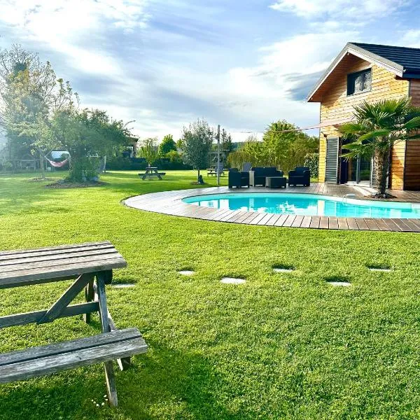 Chez Seb et Lilou - Chalet Tiny House - piscine partagée - parking - proche Mulhouse, hotel en Flaxlanden