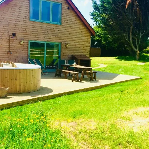 Deer Den timber clad cabin with hot tub, up private lane, hotel en Cullompton