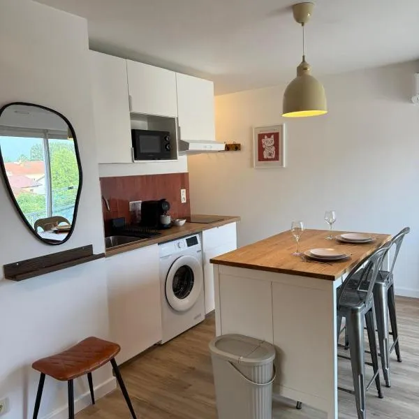 Suite Ô Maé Village des Marques Chesnes, hotel in La Verpillière