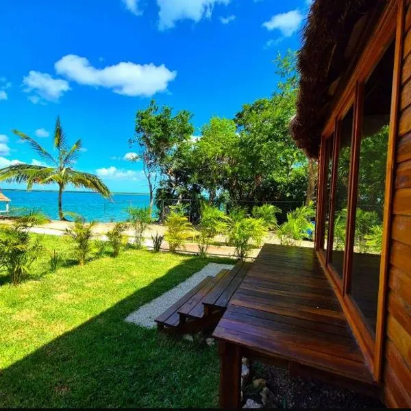 GlampCalar lagoon front bungalows, hotel in Rancho Bacalar