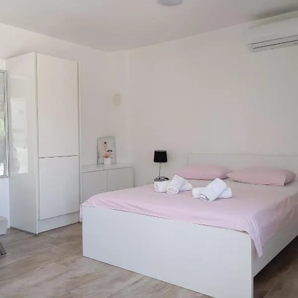 Studio apartman 3, hotel a Petrcane