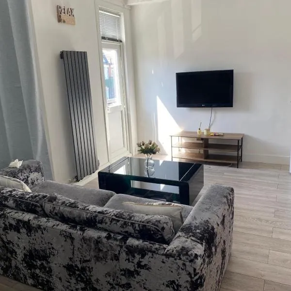 Stylish 3 Bed Seaside Apartment Central Southend Location & Steps from the Beach, hotel in Southend-on-Sea