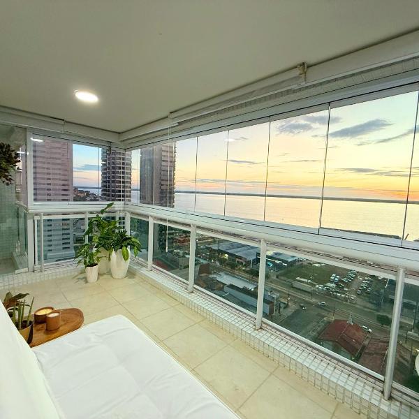 Apto estiloso com vista para baía