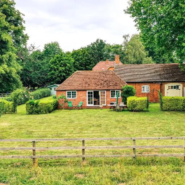 Idyllic Countryside Cottage in Worcestershire, hotel in Birlingham