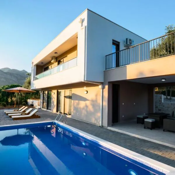 PRIVATE HEATED POOL - Villa Amara - Luxury Villa - Hot Tub, готель у Барі