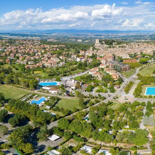 Parco delle Piscine, hotel Sarteanóban