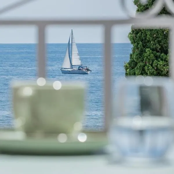 BLEU PARADIS - Studio Cosy - Vue Mer & Terrasse Romantique - Parking privé, hotel v destinaci Les Issambres