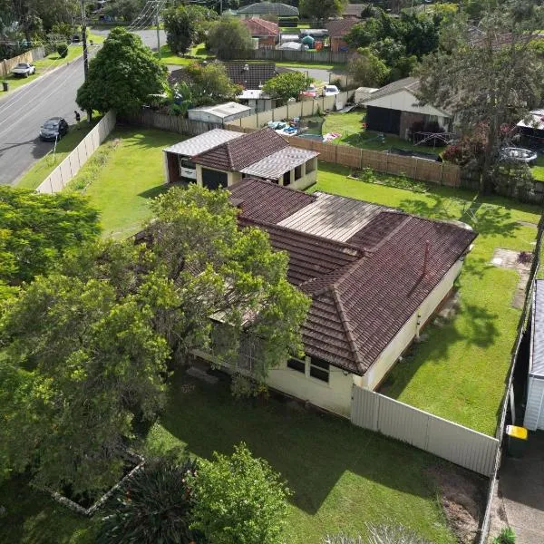 Queen Bed Shared Bath, 5BR Home In Beenleigh For 2 Bedroom1, hotel em Beenleigh