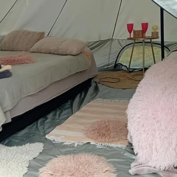 CAMP, Glamping, Tent jurta, shared outdoor kitchen and bathroom, hôtel à Mrše