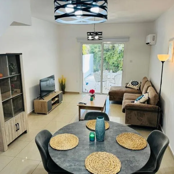 Blue Horizon Two-Storey House just 400 m from the Beach, hotel a Pafos