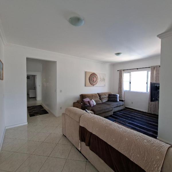 Meia praia - Apartamento grande a 250 metros da praia - Foto 2