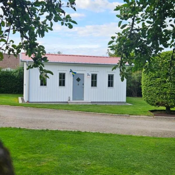 Nybyggd stuga nära centrum och tågstation, hotel v destinaci Falkenberg