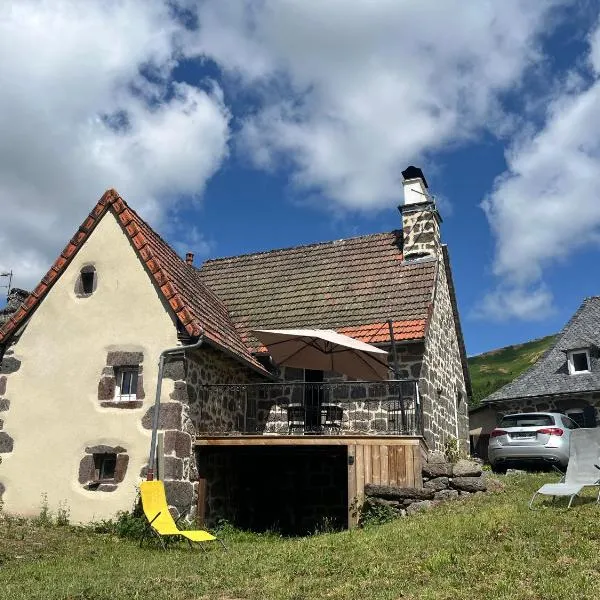 La maison des petites choses, la tiny house du Puy Mary-Cantal, hotel i Lascelle