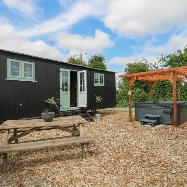 Luxury Shepherd Hut with Private Hot Tub, hotel in Swaffham Bulbeck