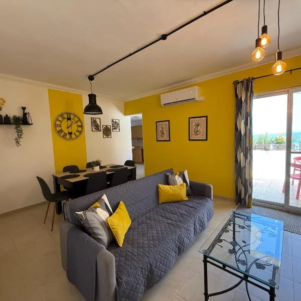 Camelia - 3 Bedroom Maisonnette with terrace and Seaviews - Bugibba, hotel in St Paul's Bay