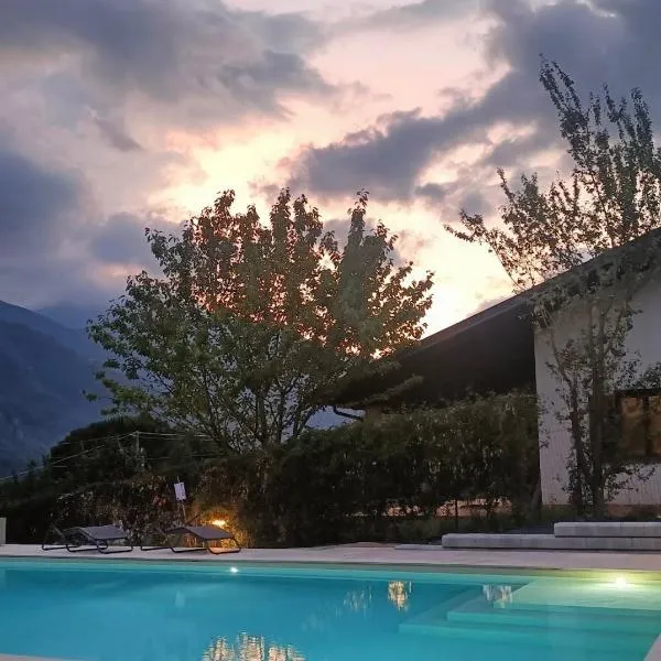 Bed & Breakfast con vista giardino e piscina, hotel di Borgofranco dʼIvrea