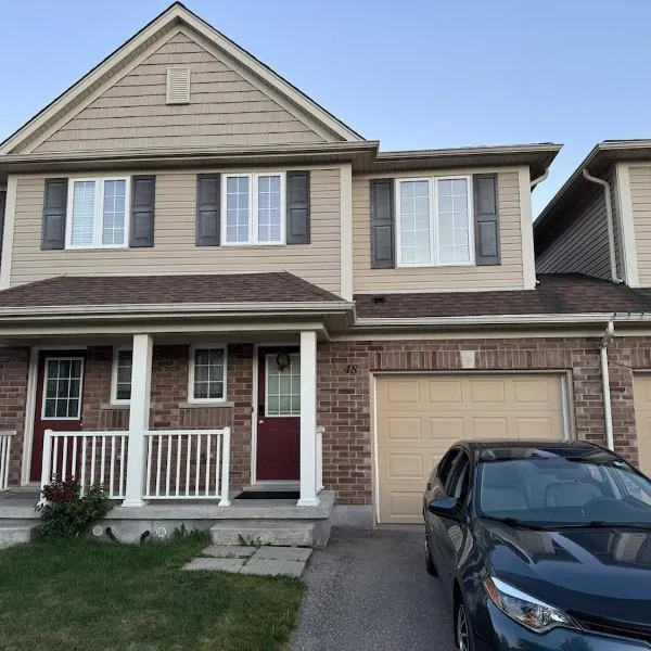 Charming 3bedroom 3bath house, hotel in Kitchener